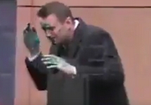 Алексей Навальный после нападения. Кадр РЕН ТВ