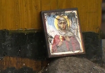 Спасо-Андроников монастырь: икона у поклонного креста после поджога. Кадр "России-1"