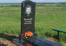 Памятник, поставленный себе Александром Ковалевым на кладбище. Фото: rostov.kp.ru