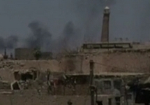 Мечеть ан-Нури и минарет аль-Хадба во время битвы за Мосул. Кадр видео Reuters