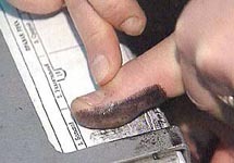 Снятие отпечатка пальца. Фото с сайта rozamira.com