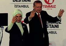 Тайип Эрдоган с женой на митинге в Стамбуле. Фото: hurriyetdailynews.com