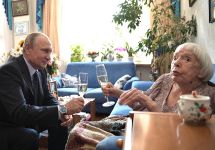 Владимир Путин и Людмила Алексеева. Фото пресс-службы Кремля