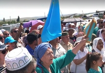 На сходе в честь 30-летия московских протестов крымских татар, Сары-Су. Кадр видео Айше Умеровой