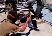 Сирия: вагнеровец бьет пленного кувалдой. Кадр видео