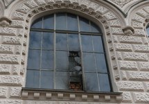 Окно киностудии "Лендок", разбитое коктейлем Молотова. Фото: fontanka.ru