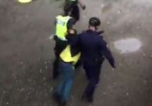 Задержание нападавшего в Стокгольме. Кадр видеозаписи