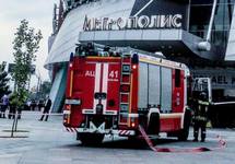 Пожарная машина у ТЦ "Метрополис". Фото из Инстаграма @dar1yaa