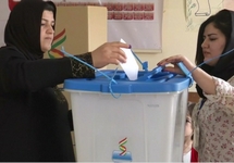 Голосование на референдуме в Иракском Курдистане (справа - сотрудница избиркома). Кадр видео Reuters