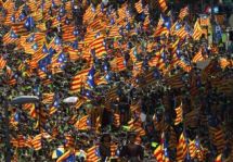 Демонстранты с флагами Каталонии. Кадр Reuters