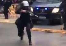 Барселона: испанский силовик стреляет в демонстрантов. Кадр видео из твиттера @JordiGraupera