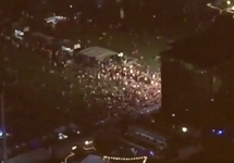 Лас-Вегас: публика бежит после стрельбы. Кадр видео из твиттера @EirikurH