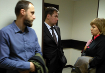 Дмитрий Бученков и его адвокаты - Илья Новиков и Светлана Сидоркина. Фото Д.Борко