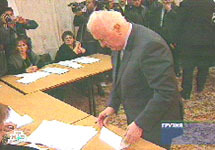 Эдуард Шеварнадзе голосует на выборах в Грузии. Кадр НТВ