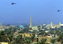 Разведвертолеты Kiowa барражируют над Багдадом. Фото AFP