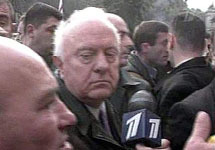 Шеварднадзе в окружении охраны пришел на митинг опоозиции. Фото с сайта Newsru.com