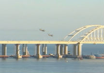 Российские Су-25 над Крымским мостом. Кадр НТВ