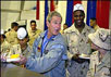 Буш с солдатами в Ираке. Фото с сайта ВВС