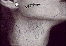 Фрагмент пластинки, которую Леннон подписал для своего убийцы. Фото ВВС