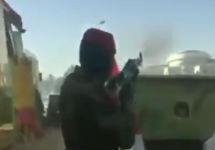 Суданский солдат защищает протестующих. Кадр видео из твиттера @ConflictsW
