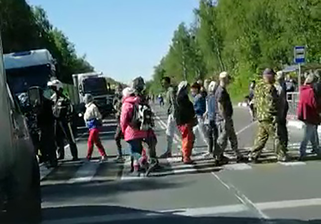 В подмосковном Ликино-Дулево протестующие против свалки перекрыли трассу