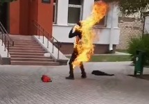 Самосожжение у Смолевичского РОВД. Кадр видео
