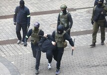 Задержание протестующего на Марше народовластия. Фото: tut.by