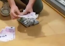 Изъятые испанской полицией деньги. Кадр видео