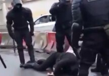 Омоновцы и протестующий без сознания в Петербурге. Кадр видео