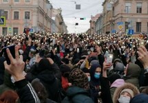 Протестующие с фонариками в Петербурге 31 января. Фото: mr-7.ru