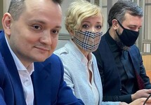 Анастасия Шевченко с адвокатами. Фото: телеграм-канал Александра Плющева