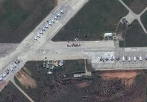 Российские самолеты на авиабазе в Саках. Спутниковый снимок