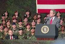 Джордж Буш на встрече с военнослужащими базы Форт-Брэгг. Фото с сайта www.house.gov