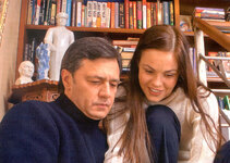 Екатерина Андреева с мужем у себя дома. Слева - Путин и Сталин.