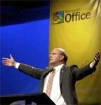 Один из руководителей Microsoft Стив Болмер расхваливает Office XP. Фото AP
