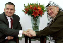 Энтони Зинни и Ясир Арафат в Рамалле. Ноябрь 2001 года. Фото Reuters