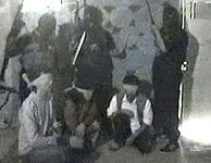 Японские заложники. Кадр 'Аль-Джазиры', фото АР

