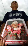 Участник траурного шествия в Катманду с портретом короля Бирендры. Фото Reuters