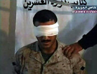 Захваченный в заложники американский морпех. Фото "Аль-Джазиры"