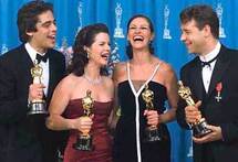 Актеры-оскароносцы 2001 года. Слева направо: Бенисио дель Торо, Марша Гей Харден, Джулия Робертс, Рассел Кроу. Фото Reuters