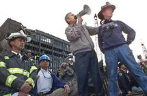 Джордж Буш на развалинах Всемирного торгового центра.
Фото Reuters