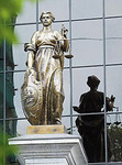 Фемида на новом здании Верховного суда. Фото с сайта www.newizv.ru