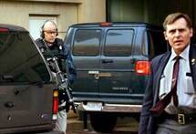 Машина с Ханссеном въезжает в ворота суда. Фото AP