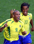 Роналдо и Роналдиньо в матче против Турции 3 июня. Фото AP