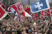 Сторонники независимости празднуют победу коалиции Джукановича. Фото AP