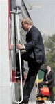 Владимир Путин садится в новый локомотив во время испытаний в железнодорожном испытательном центре Щербинка. Фото АР