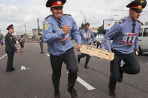 Милицейская эстафета на Садовом кольце. Москва, 04.09.2005. Фото Андрея Хаммера