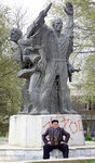 Албанский житель македонского города Дебар у памятника героям Второй мировой войны. Фото AP