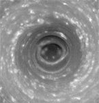 Вращающийся подобно урагану вихрь на южном полюсе Сатурна. Фото NASA/JPL/Space Science Institute с сайта www.jpl.nasa.gov