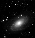 Астероид 2006 VV2 (небольшое вытянутое пятнышко в правом верхнем углу снимка), совершающий пролет по земному небу на фоне спиральной галактики M81 (в Большой Медведице). Фото Robert Long of Vado, New Mexico / via SpaceWeather.com с сайта www.msnbc.msn.com
